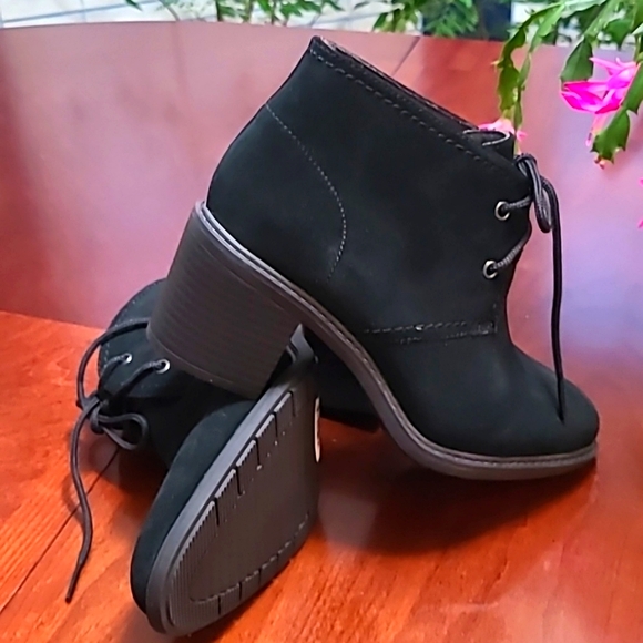 NWT Clark's Suede ankle boots. Black. - Picture 13 of 13